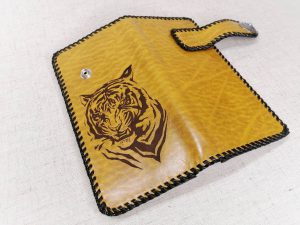 トラ模様の長財布